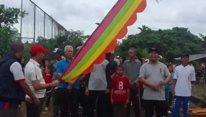 H. Mulkan Bersama Istri Hadiri Acara Jalan Santai di PHBN Desa Labuh Air Pandan
