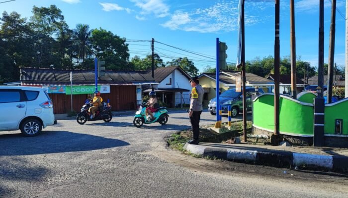 Pastikan Kelancaran Arus Lalu Lintas Di Pagi Hari, Kapolres Bangka Barat Laksanakan Strong Point